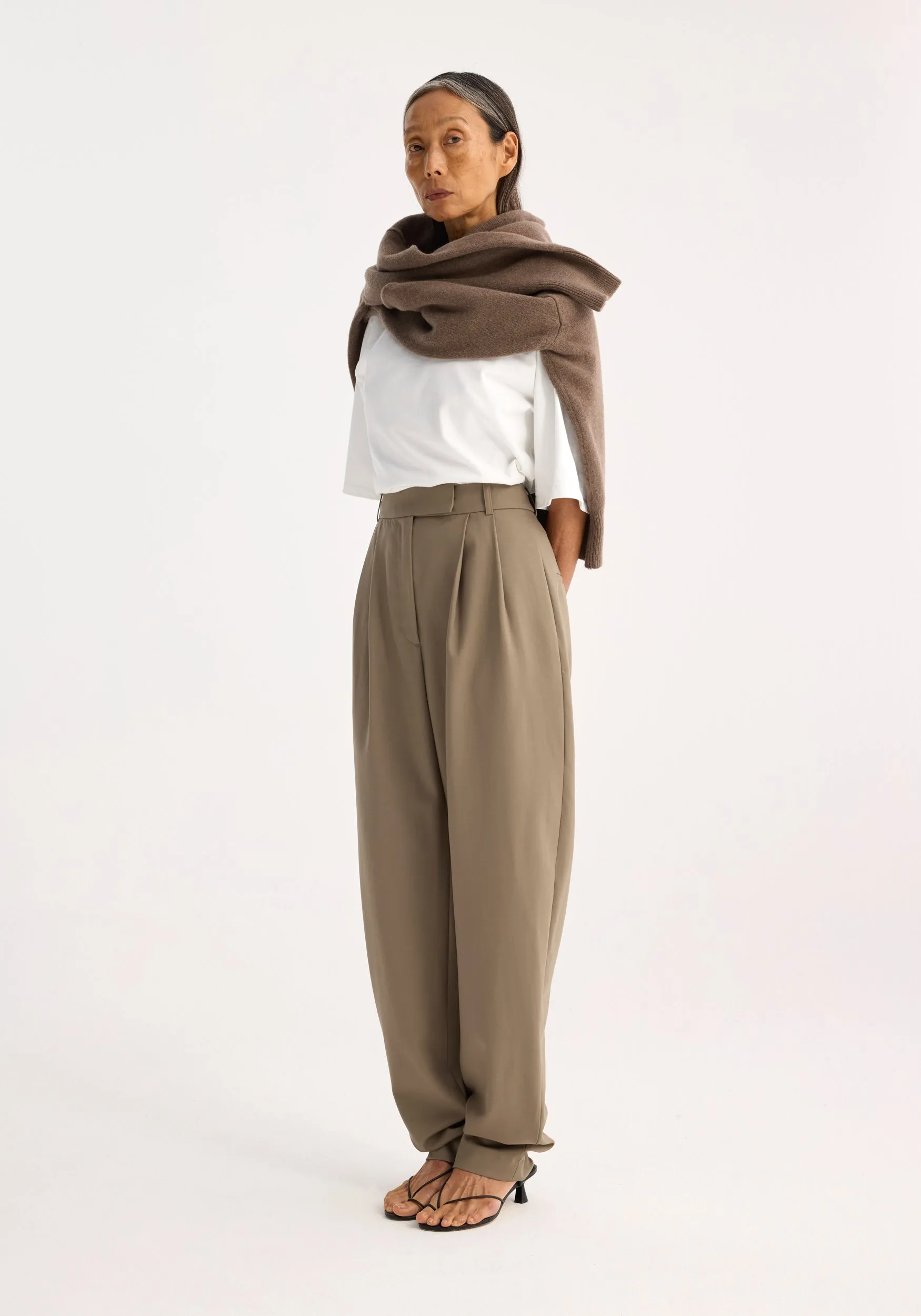 Round-leg tailored trousers | khaki